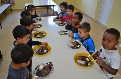 Presidente Bolsonaro veta reajuste do valor repassado para alimentação escolar
